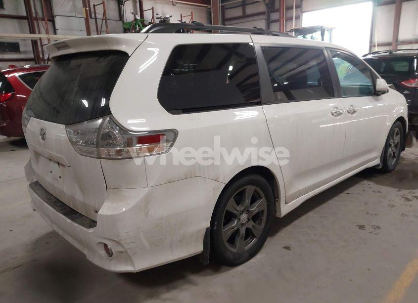 Photo 4 of 2017 Toyota Sienna SE (VIN 5TDXZ3DCXHS875329)