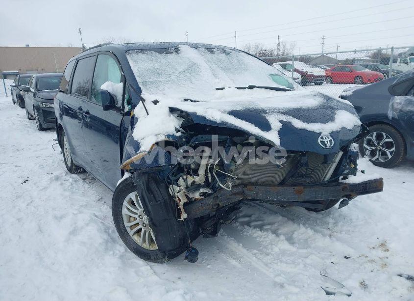 2011 Toyota Sienna XLE V6 (VIN 5TDYK3DC0BS038184) main photo