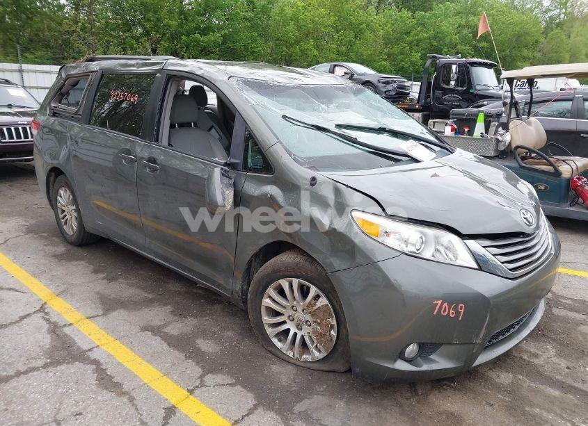 2011 Toyota Sienna XLE V6 (VIN 5TDYK3DC0BS062372) main photo