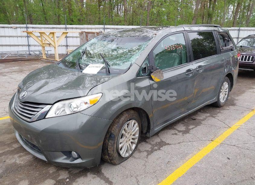 Photo 2 of 2011 Toyota Sienna XLE V6 (VIN 5TDYK3DC0BS062372)