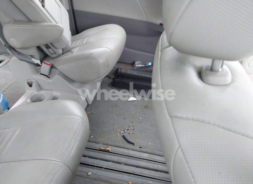 Photo 8 of 2011 Toyota Sienna XLE V6 (VIN 5TDYK3DC0BS062372)
