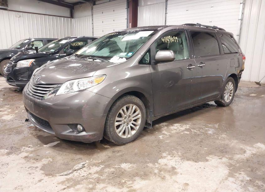 Photo 2 of 2012 Toyota Sienna XLE/LIMITED (VIN 5TDYK3DC0CS190287)