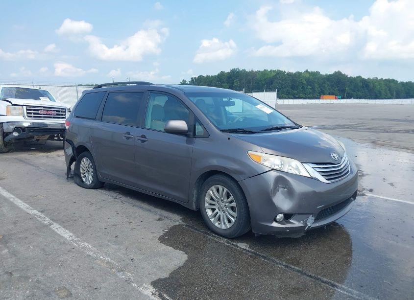2012 Toyota Sienna XLE V6 8 PASSENGER (VIN 5TDYK3DC0CS237222) main photo