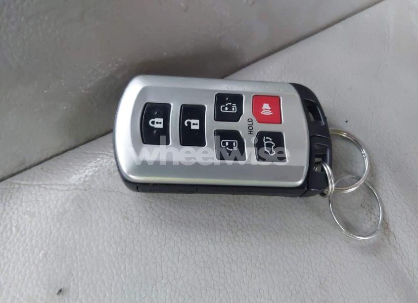 Photo 11 of 2012 Toyota Sienna XLE/LIMITED (VIN 5TDYK3DC0CS244171)