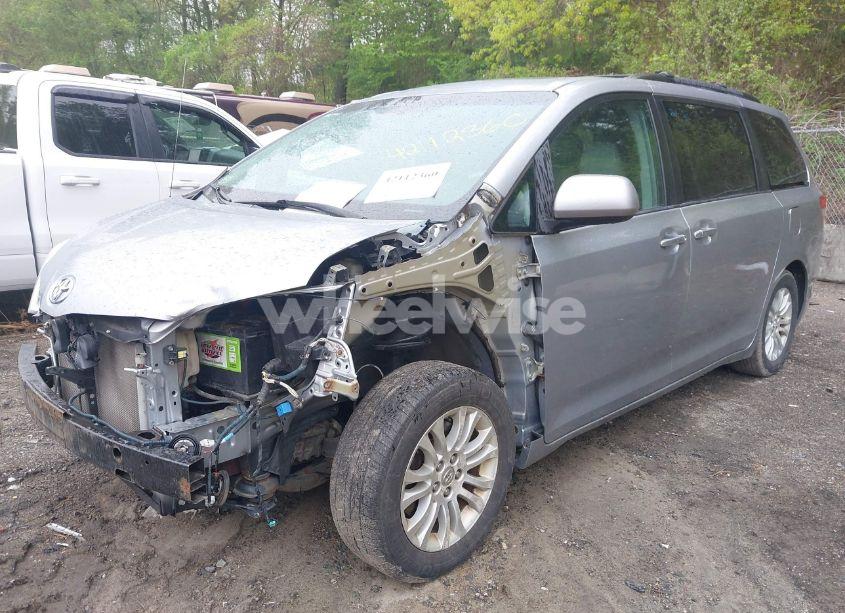 Photo 2 of 2013 Toyota Sienna XLE V6 8 PASSENGER (VIN 5TDYK3DC0DS403949)