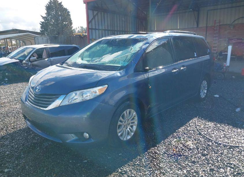 Photo 2 of 2014 Toyota Sienna XLE/LIMITED (VIN 5TDYK3DC0ES526006)