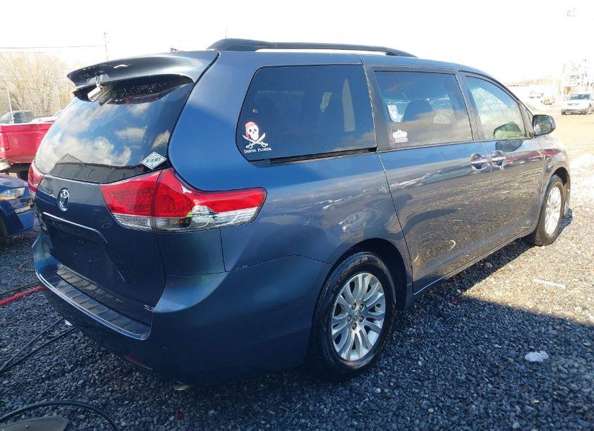 Photo 4 of 2014 Toyota Sienna XLE/LIMITED (VIN 5TDYK3DC0ES526006)