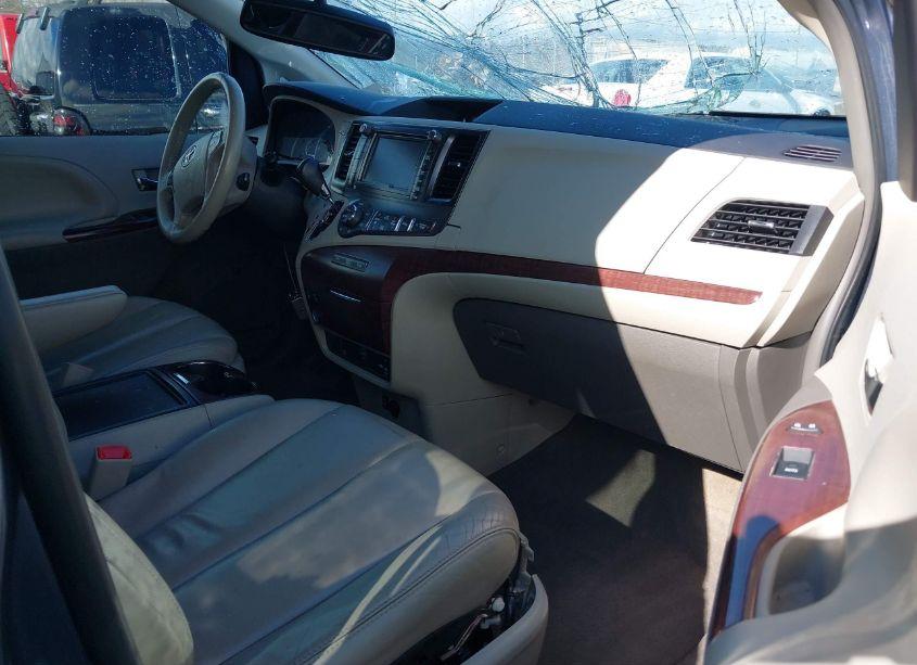 Photo 5 of 2014 Toyota Sienna XLE/LIMITED (VIN 5TDYK3DC0ES526006)