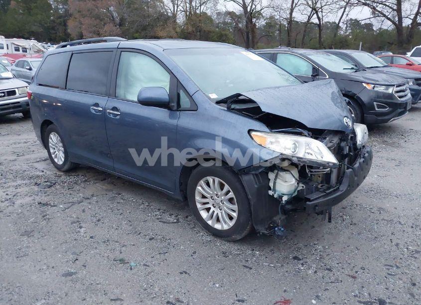 2015 Toyota Sienna XLE/LIMITED (VIN 5TDYK3DC0FS533670) main photo