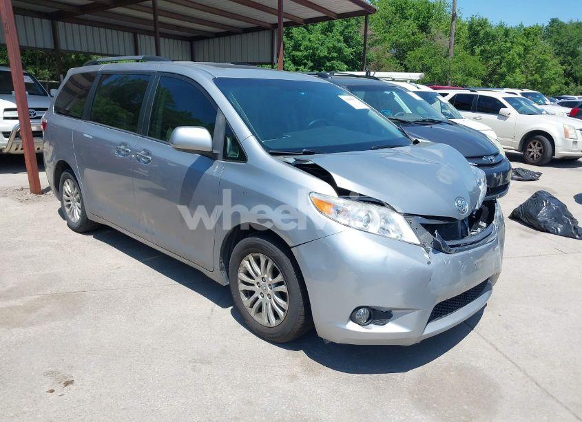 2015 Toyota Sienna XLE 8 PASSENGER (VIN 5TDYK3DC0FS555636) main photo