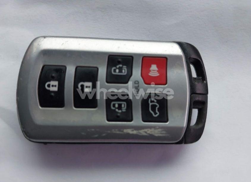 Photo 11 of 2015 Toyota Sienna XLE 8 PASSENGER (VIN 5TDYK3DC0FS555636)