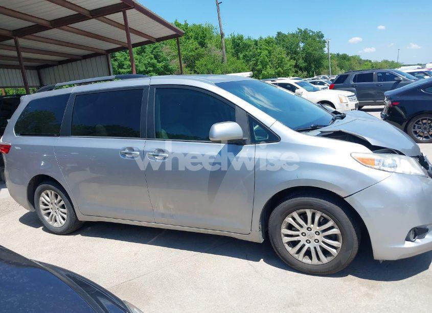 Photo 13 of 2015 Toyota Sienna XLE 8 PASSENGER (VIN 5TDYK3DC0FS555636)