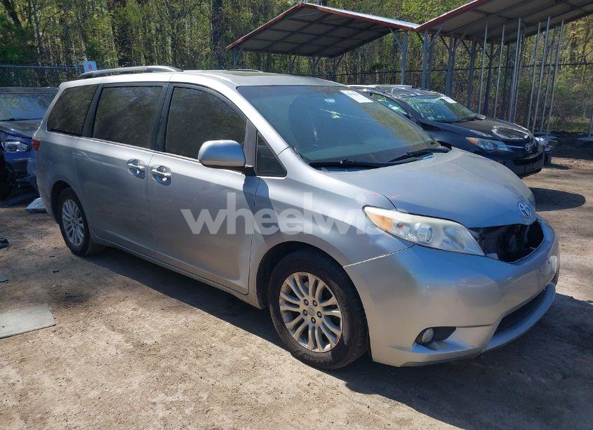 2015 Toyota Sienna XLE 8 PASSENGER (VIN 5TDYK3DC0FS558486) main photo