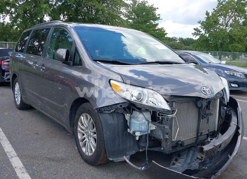2015 Toyota Sienna XLE 8 PASSENGER (VIN 5TDYK3DC0FS613440) main photo