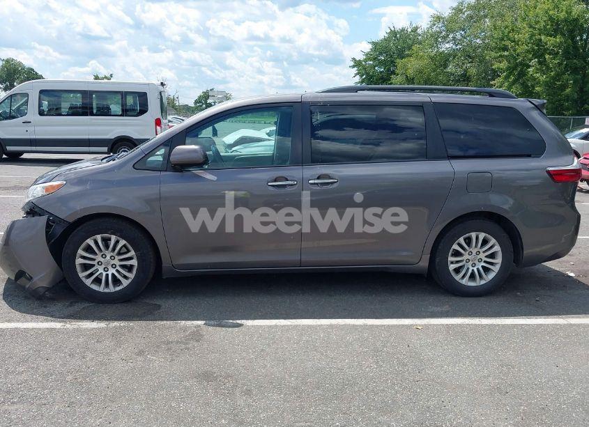 Photo 14 of 2015 Toyota Sienna XLE 8 PASSENGER (VIN 5TDYK3DC0FS613440)