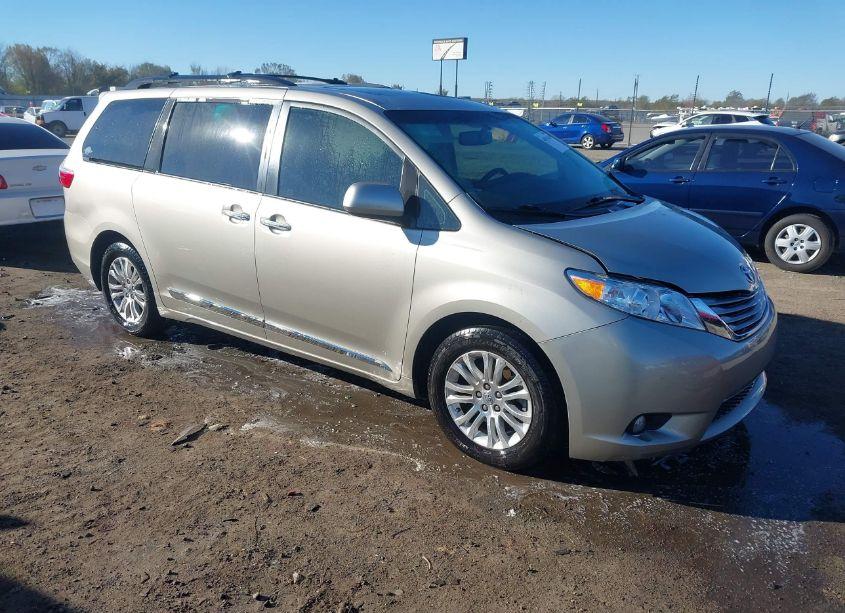 2015 Toyota Sienna XLE/LIMITED (VIN 5TDYK3DC0FS656465) main photo