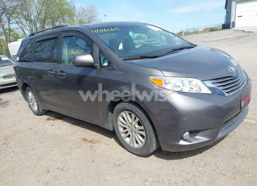 2016 Toyota Sienna XLE 8 PASSENGER (VIN 5TDYK3DC0GS764053) main photo