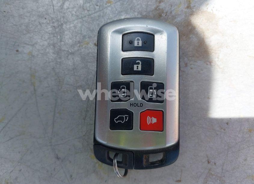 Photo 11 of 2016 Toyota Sienna XLE 8 PASSENGER (VIN 5TDYK3DC0GS764053)