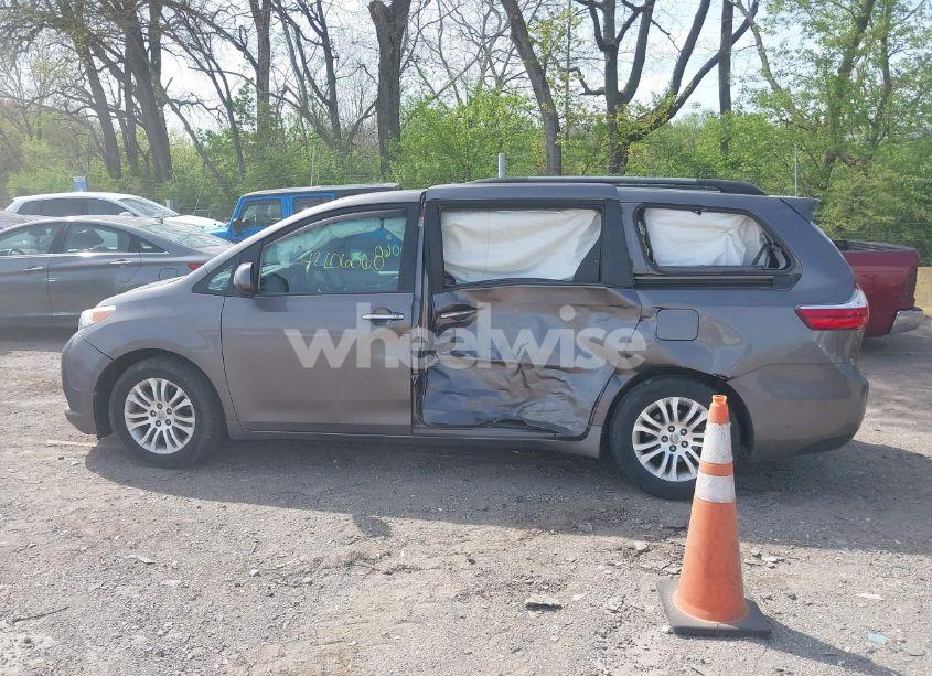 Photo 14 of 2016 Toyota Sienna XLE 8 PASSENGER (VIN 5TDYK3DC0GS764053)