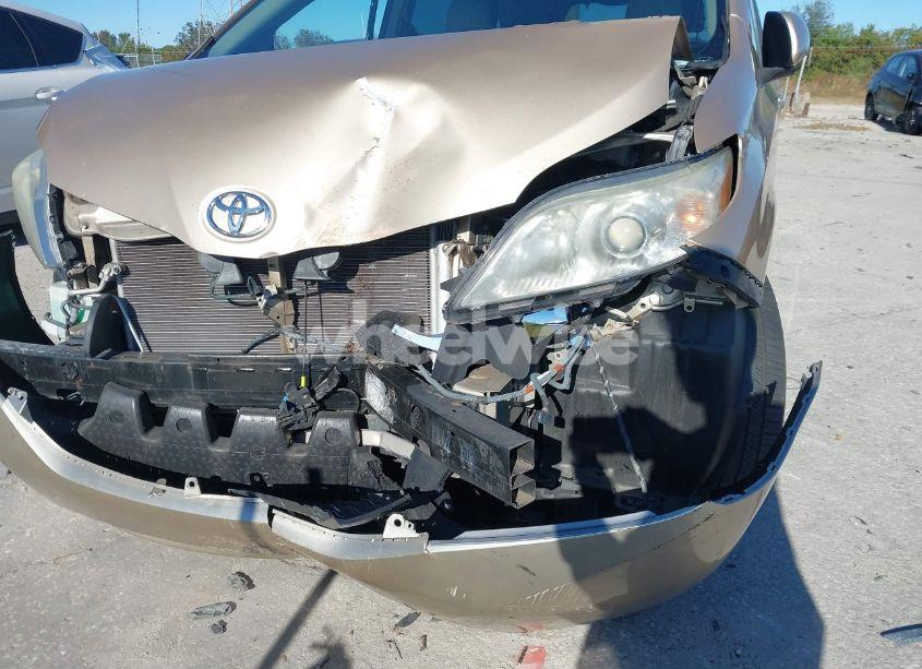 Photo 6 of 2011 Toyota Sienna XLE V6 (VIN 5TDYK3DC1BS004674)