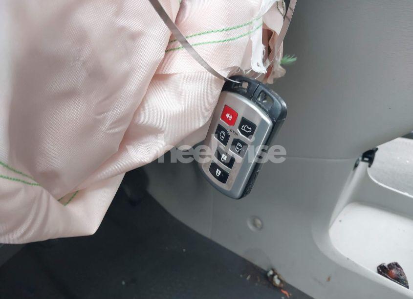 Photo 11 of 2011 Toyota Sienna XLE V6 (VIN 5TDYK3DC1BS007266)