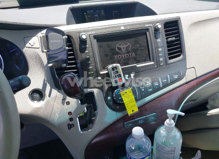 Photo 11 of 2011 Toyota Sienna XLE V6 (VIN 5TDYK3DC1BS040347)