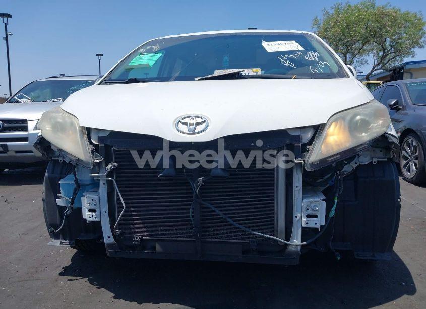 Photo 6 of 2011 Toyota Sienna XLE V6 (VIN 5TDYK3DC1BS040347)