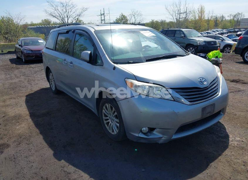 2011 Toyota Sienna XLE V6 (VIN 5TDYK3DC1BS142229) main photo