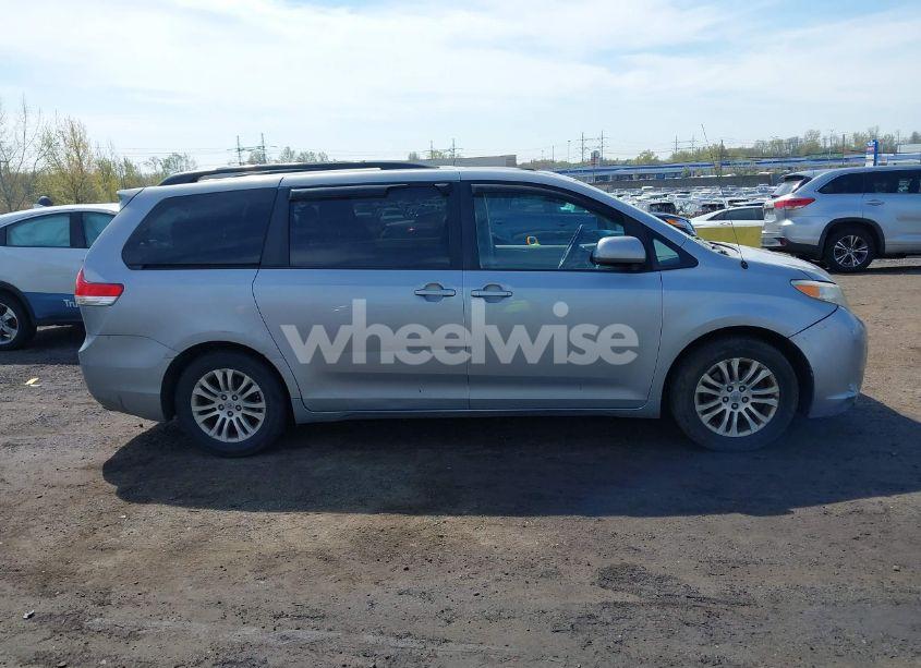 Photo 13 of 2011 Toyota Sienna XLE V6 (VIN 5TDYK3DC1BS142229)