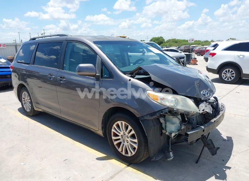 2011 Toyota Sienna XLE V6 (VIN 5TDYK3DC1BS143641) main photo