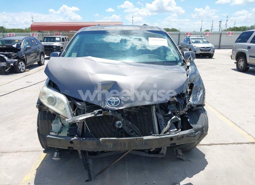 Photo 13 of 2011 Toyota Sienna XLE V6 (VIN 5TDYK3DC1BS143641)