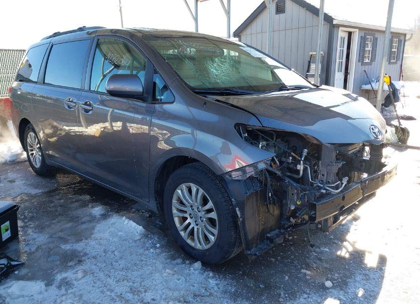 2011 Toyota Sienna XLE V6 (VIN 5TDYK3DC1BS154753) main photo