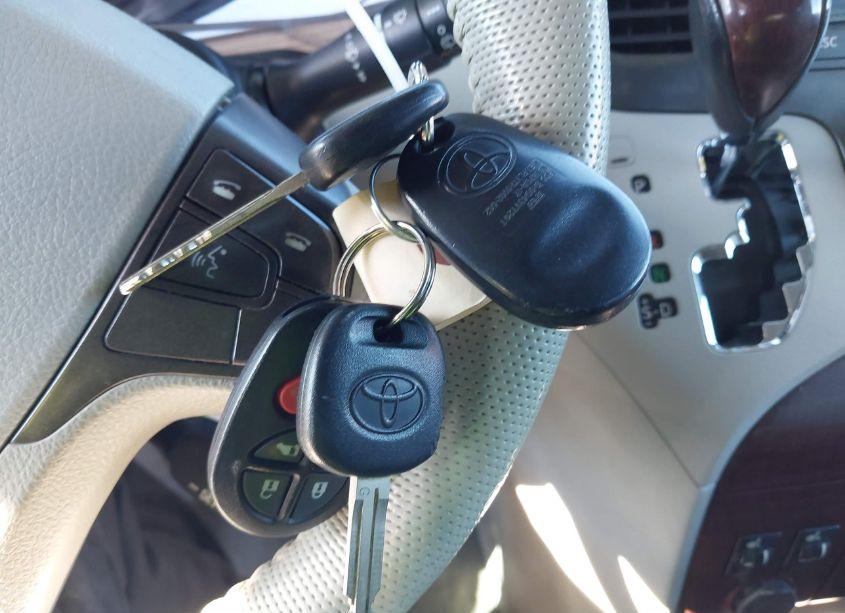 Photo 11 of 2011 Toyota Sienna XLE V6 (VIN 5TDYK3DC1BS154753)