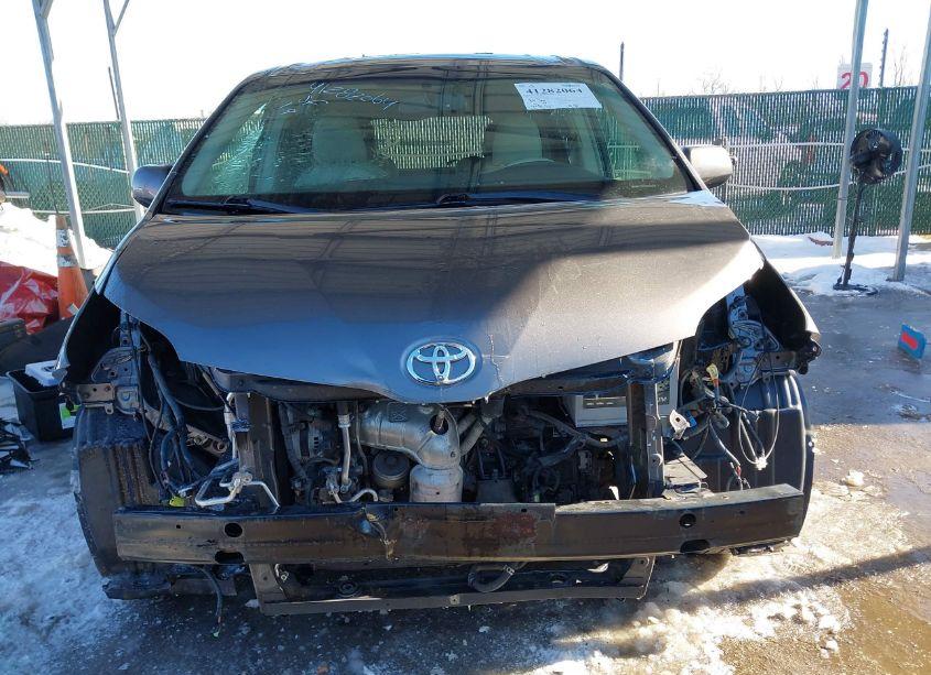 Photo 13 of 2011 Toyota Sienna XLE V6 (VIN 5TDYK3DC1BS154753)