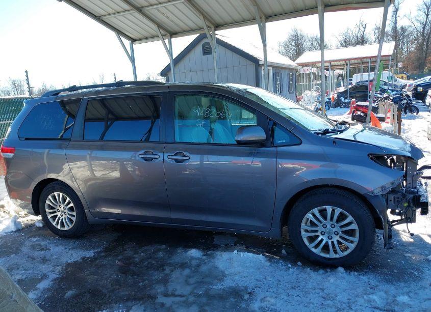 Photo 14 of 2011 Toyota Sienna XLE V6 (VIN 5TDYK3DC1BS154753)