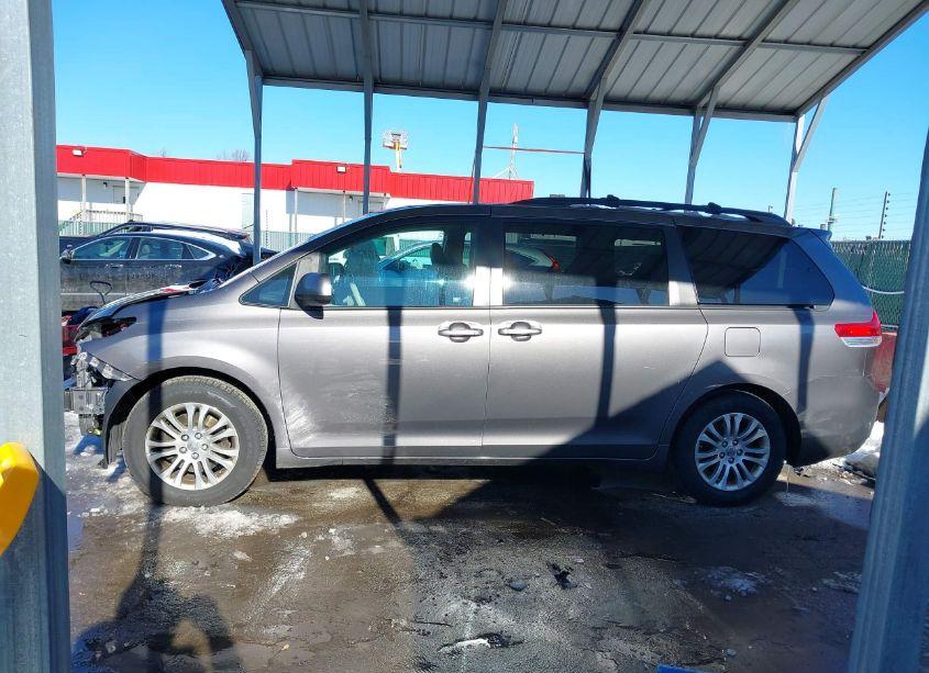 Photo 15 of 2011 Toyota Sienna XLE V6 (VIN 5TDYK3DC1BS154753)
