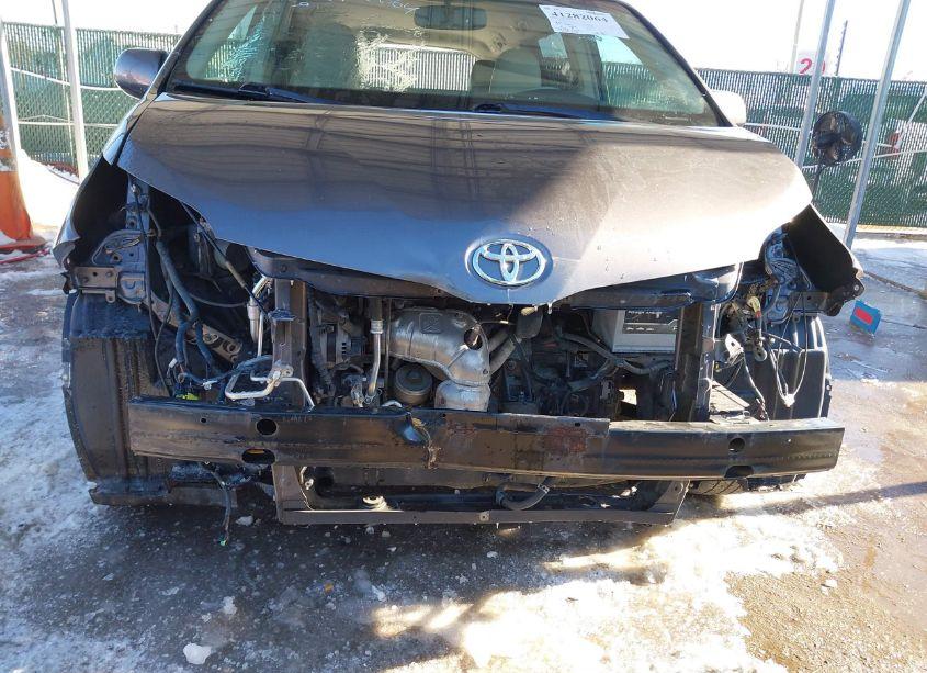 Photo 6 of 2011 Toyota Sienna XLE V6 (VIN 5TDYK3DC1BS154753)