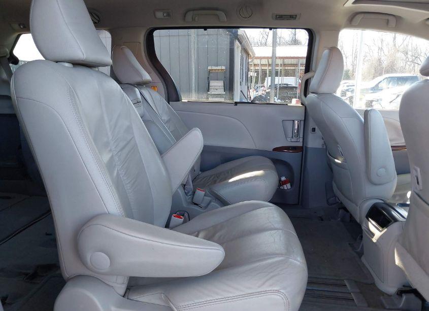 Photo 8 of 2011 Toyota Sienna XLE V6 (VIN 5TDYK3DC1BS154753)