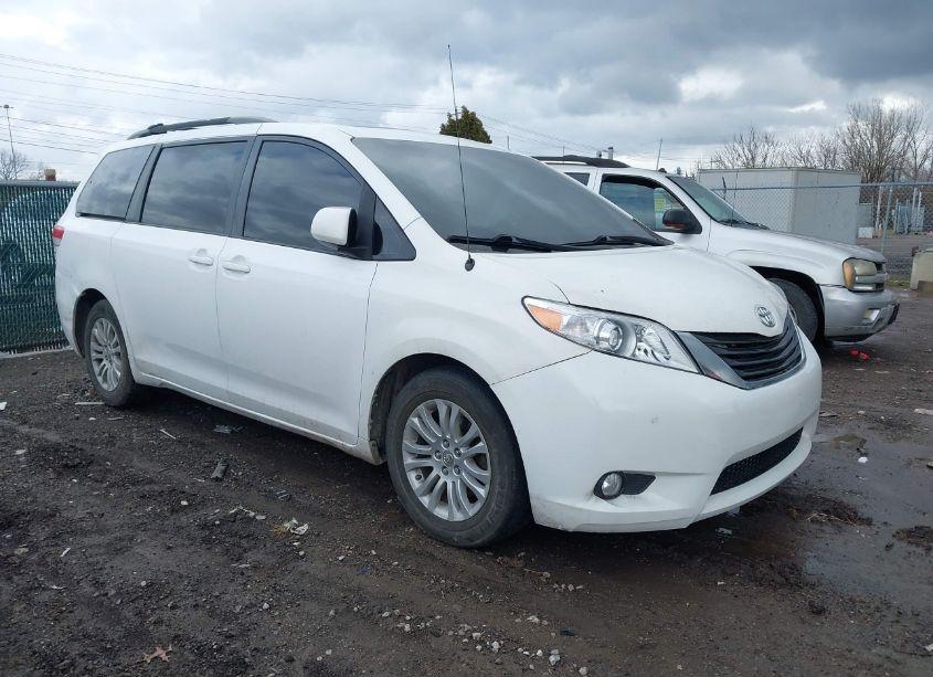 2012 Toyota Sienna XLE V6 8 PASSENGER (VIN 5TDYK3DC1CS210482) main photo