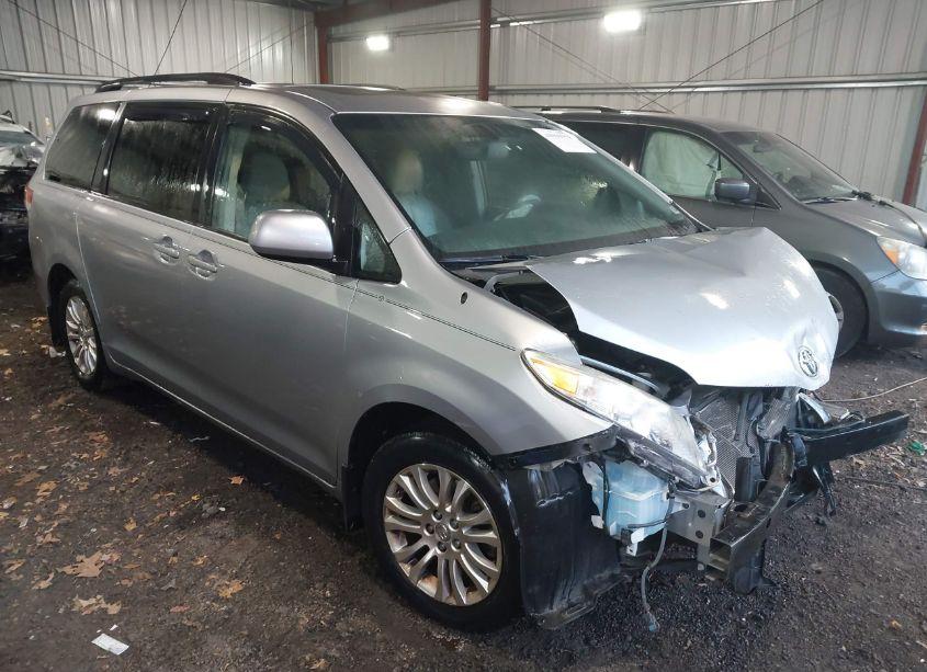 2012 Toyota Sienna XLE V6 8 PASSENGER (VIN 5TDYK3DC1CS225824) main photo