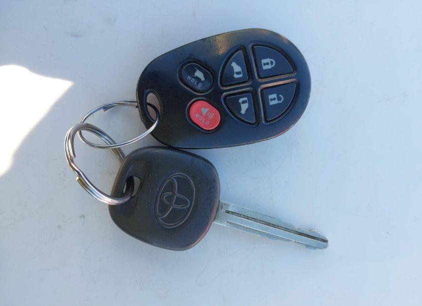 Photo 11 of 2012 Toyota Sienna XLE V6 8 PASSENGER (VIN 5TDYK3DC1CS238072)