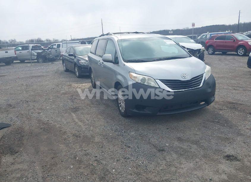 2012 Toyota Sienna XLE V6 8 PASSENGER (VIN 5TDYK3DC1CS261626) main photo