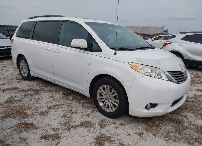 2014 Toyota Sienna XLE V6 8 PASSENGER (VIN 5TDYK3DC1ES448254) main photo