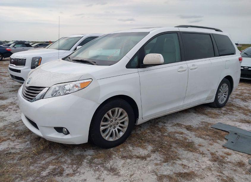 Photo 2 of 2014 Toyota Sienna XLE V6 8 PASSENGER (VIN 5TDYK3DC1ES448254)
