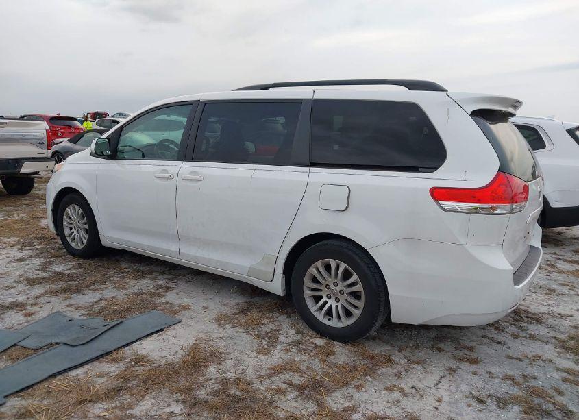 Photo 3 of 2014 Toyota Sienna XLE V6 8 PASSENGER (VIN 5TDYK3DC1ES448254)