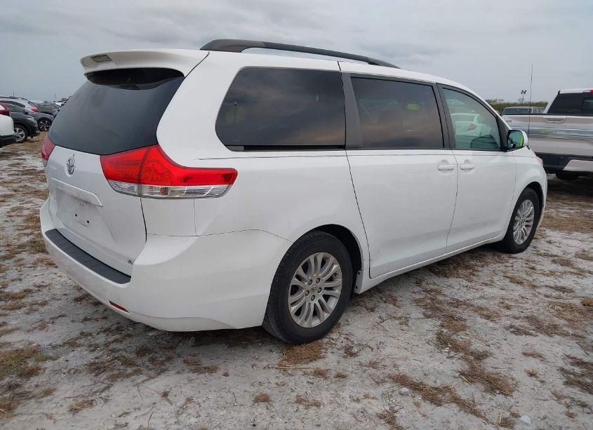 Photo 4 of 2014 Toyota Sienna XLE V6 8 PASSENGER (VIN 5TDYK3DC1ES448254)