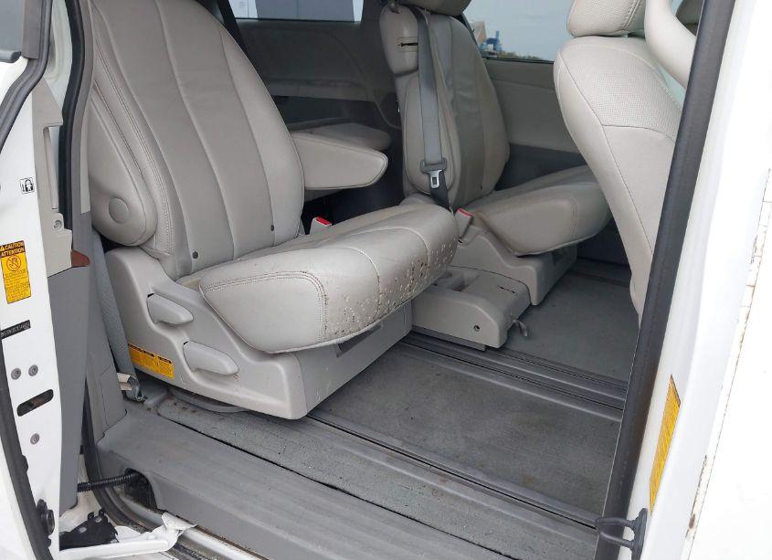 Photo 8 of 2014 Toyota Sienna XLE V6 8 PASSENGER (VIN 5TDYK3DC1ES448254)