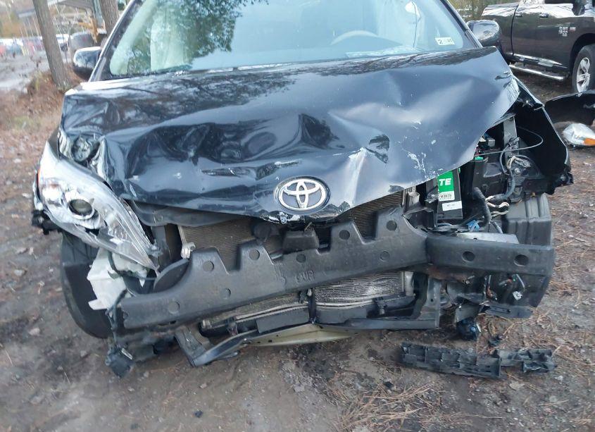 Photo 6 of 2014 Toyota Sienna XLE V6 8 PASSENGER (VIN 5TDYK3DC1ES472165)