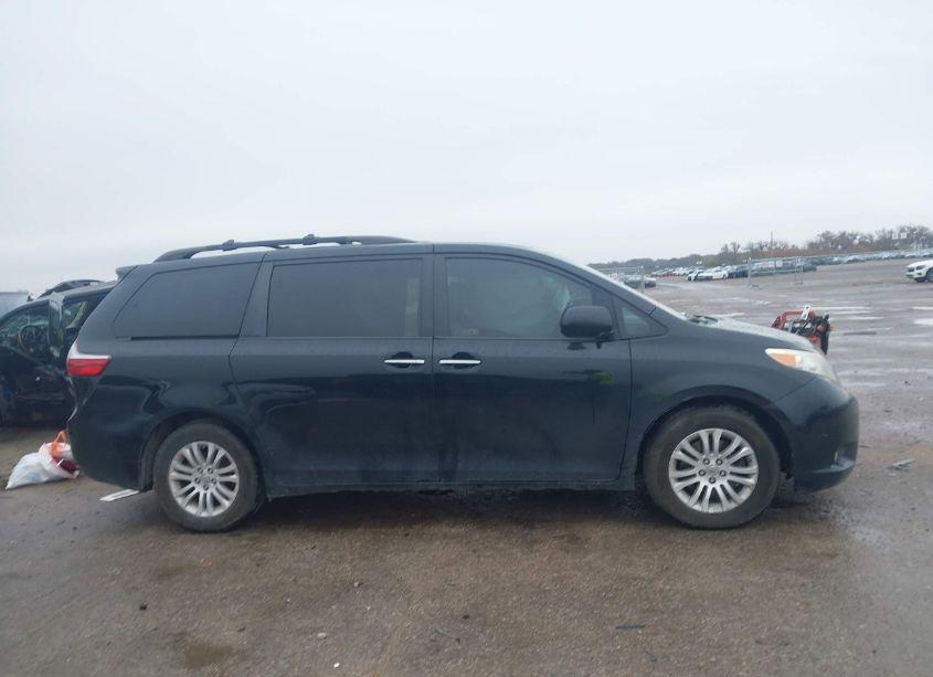 Photo 13 of 2015 Toyota Sienna XLE/LIMITED (VIN 5TDYK3DC1FS549232)