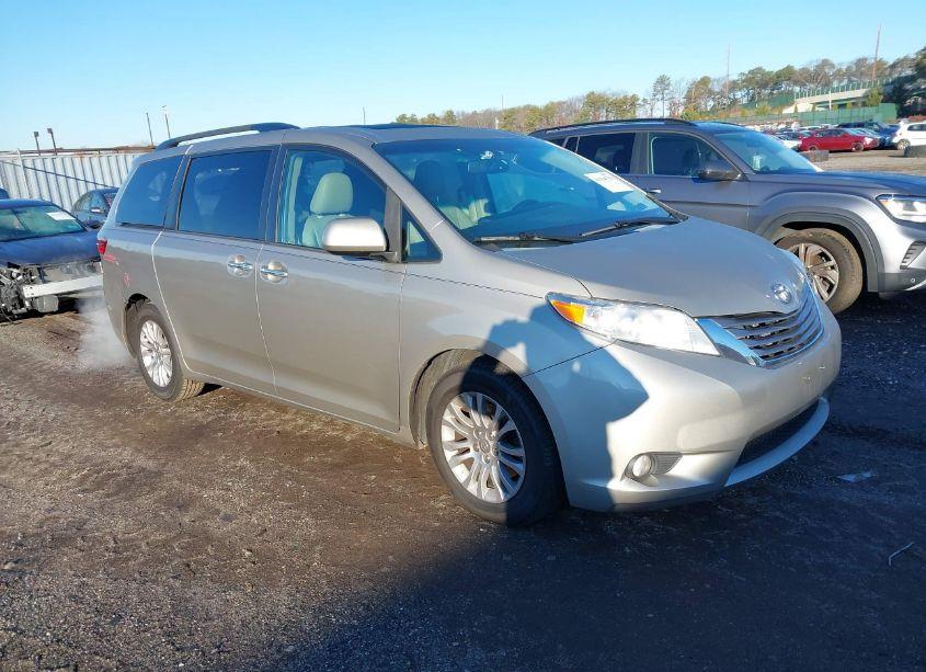 2015 Toyota Sienna XLE 8 PASSENGER (VIN 5TDYK3DC1FS563230) main photo